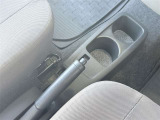 運転席・助手席間にドリンクホルダーがあります◎
