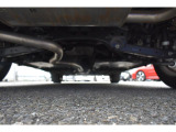 車両後方からの下回りです。マフラー防錆塗装や下回り防錆施工等も可能でございます。