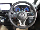 運転が楽しくなる明るく開放的な運転席まわりです。