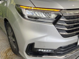 【LEDヘッドライト】悪天候や夜間走行時も良好な視界を確保し安心して運転できる高輝度LEDヘッドライトを装備!点灯速度が早く、消費電力も抑えられています。