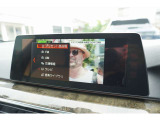 高精細ワイド・ディスプレイ: 視認性に優れた大型タッチパネルを採用。ナビゲーションだけでなく、エンターテインメント機能も鮮明に表示します。