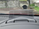 ヘッドアップディスプレイが装備されています。運転席に座って前を見ると、今何キロで走っているのかが、目線を逸らさずにわかります。