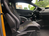 清潔な車内は禁煙車なので嫌な臭いも無く、カーペットや内張もきれいな状態です