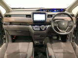 車内は光触媒抗菌消臭施工済です。スタイリッシュなデザインで暖かみのあるインパネ周りを演出します。グローブボックスやカップホルダーのほかにトレーなどたくさんの収納スペースが装備されています。