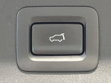 【パワーバックドア】スマートキーや運転席のボタンを押すだけでリアゲートが自動で開閉します!荷物を持っている時や、高い位置にあるバックドアを閉める際に便利な機能です♪