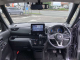 すっきりした運転席周りにはナビやエアコンの操作パネルを設置しておりますので、お一人での運転でもご安心できます。