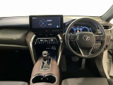 運転席周りのレイアウトをご覧ください。ナビゲーションが綺麗に装着されすっきり収まってますね!