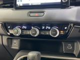【助手席との温度差も解決】 運転席と助手席で別々の温度を設定できる、優しさ設計のエアコン。