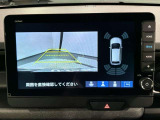 リバースギアに入れるだけで後方の表示へ切り替わります。夜間や雨の日の駐車も楽になりますよ。