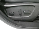 パワーシートになっておりますので、微調節が可能。運転がしやすい姿勢を取ることが出来ます。