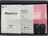 スマートキーは鍵をバッグに入れたままでもドアロックの開閉やエンジンのON・OFFができます。夜間や雨の日も鍵を探さなくて良いので便利です。