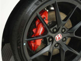 ブレーキシステムはフロントにはBrembo社製モノブロックアルミ対向4ポットキャリパー+&Phi;350mm大径2ピースディスクを搭載。