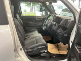 運転席まわりです。実際に座ってみて、乗り心地を体験してみてください。