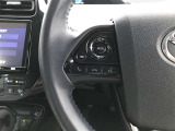 ステアリングスイッチでハンドルから手を離さなくても、音量やチャンネルなどの調整ができて安全です。