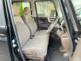 ひじ掛けのついたベンチシートタイプの運転席です。