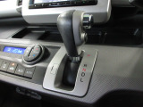 インパネシフトだから視線の移動も少なく足元もスッキリ。運転席もゆったりしているのでゆとりを持ってドライブできますね。
