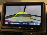 リバースギアに入れるだけで後方の表示へ切り替わります。夜間や雨の日の駐車も楽になりますよ。
