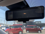 スマートルームミラー・後部座席に人が座っている時や、荷物が多い際でも後方確認がしやすいです。
