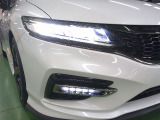 LEDヘッドライト。省電力で明るく遠くまで照らし、夜道や雨天時などの安心感を高めます。点灯の瞬間から光量を放つLEDの特性により、トンネルへの進入直後などでも安心感のある視界を提供します。