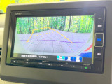 【バックカメラ】駐車時に後方がリアルタイム映像で確認できます。大型商業施設や立体駐車場での駐車時や、夜間のバック時に大活躍!運転スキルに関わらず、今や必須となった装備のひとつです!