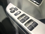 【電動格納ミラー】サイドミラーは電動格納式となっており、狭い駐車場でもキズがつくリスクを抑えられます。