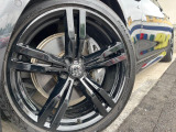 ●純正アルミホイール:輸入車ならではの卓越した走りを支えるホイールと足回りです!日本車の走りに慣れている方にもぜひ体感して頂きたいほど、高いレベルでまとまっています!