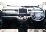 操作性に優れた運転席となります!小物入れや各ボタンの配置にこだわり、使いやすいです!座り心地もよく視認性も良好なのでロングドライブもお任せ下さい!