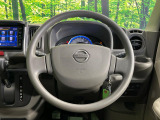 インテリアに合わせたデザインのステアリングは、運転される方のことも考え、運転しやすい形状、大きさです。是非一度、実際に触ってお確かめください。