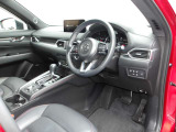 フロントピラーの位置を従来よりも後方にレイアウト。運転席からの視界の広がりを向上。車両の周囲の状況を、いち早く知ることで、安全に運行できます。