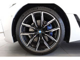 【BMWアロイホイール】軽量かつ強度に拘ったアロイホイール。走行性能ポテンシャルを引き出す設計。タイヤのサイドウォールが強化されたランフラットタイヤは、パンク時にタイヤがつぶれてもリムから外れません。
