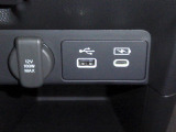 12V電源ソケットを設置しております。周辺機器の充電にご利用頂けます。便利な充電用USBジャックも付いています。