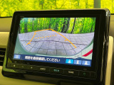 【バックカメラ】駐車時に後方がリアルタイム映像で確認できます。大型商業施設や立体駐車場での駐車時や、夜間のバック時に大活躍!運転スキルに関わらず、今や必須となった装備のひとつです!