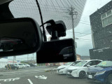 最近では付いてる車も多くなってきました。中古車ではまだまだ付いていればラッキーなドライブレコーダーです♪