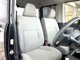 運転席まわりには十分なスペースがあり、大柄な方でもゆったり運転していただける環境です。