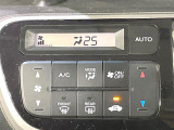 【オートエアコン】一度お好みの温度に設定すれば、車内の温度を検知し風量や温度を自動で調整。暑い&hellip;寒い&hellip;と何度もスイッチ操作をする必要はありません。快適な車内空間には必須の機能ですね♪