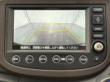 【バックカメラ】ギアをリバースに入れれば自動的にモニターが切り換わるので、車庫入れや後退確認がラクラク OKです!
