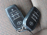 カギを取り出す手間がなく施錠開錠・エンジン始動ができる便利なスマートキーです!荷物で手がふさがっていたり、雨天時にも役立ちます☆