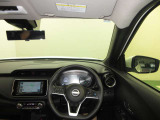 ドライバー目線で、使いやすく安全操作性と良好な視界を実現した運転席です。