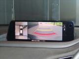 360度モニター搭載車ですので、低速時での不安を解消してくれます。この写真は右側はバックカメラですが、前進時にはフロントカメラにもなりますので歩行者や縁石なども確認することが可能です。