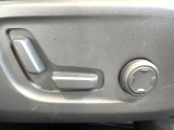 【メモリー機能付きパワーシート】ドライバーごとに設定したシート位置を記憶して、ボタン一つで切り替えできる便利な機能!運転する方が複数名いらっしゃるご家庭におすすめです。