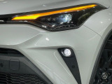 【LEDヘッドライト】悪天候や夜間走行時も良好な視界を確保し安心して運転できる高輝度LEDヘッドライトを装備!点灯速度が早く、消費電力も抑えられています。