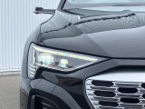 視界を鮮明に照らすだけでなく、対向車への配慮と最適な視界を両立し、ダイナミックインジケーターの流れるような輝きが、夜の街並みに先進性と知性を描き出します。