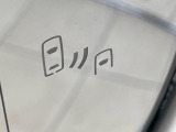 【ブラインドスポットモニター】走行中、ドアミラーの死角になりやすい箇所に後続車が接近するとサイドミラーのレンズに警告を表示!ドライバーに注意喚起をしてくれます。