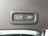 【パワーバックドア】スマートキーや運転席のボタンを押すだけでリアゲートが自動で開閉します!荷物を持っている時や、高い位置にあるバックドアを閉める際に便利な機能です。