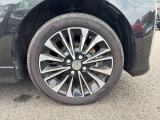【純正ホイール】純正設計ならではの美しいデザインと精密な仕上げで、車両全体のスタイリングを引き立てます。