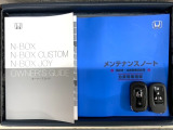 スマートキーは鍵をバッグに入れたままでもドアロックの開閉やエンジンのON・OFFができます。夜間や雨の日も鍵を探さなくて良いので便利です。