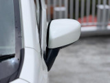 狭い駐車場でも安心。スイッチ操作だけでドアミラーの格納展開が可能。電動格納式リモコンドアミラー!