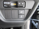 パワーテールゲートの開閉、横滑りを防ぐVSA等のスイッチ類は運転席の右側、手の届きやすい位置にあります。
