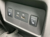 後席にもシートヒーターやUSB電源ソケットが装備されており快適にお過ごしいただけます。