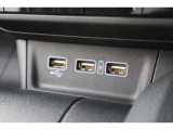 USBオーディオ用ソケットがついていますので携帯電話などを接続すれば音楽等の再生が可能です!充電用ソケットもございます!